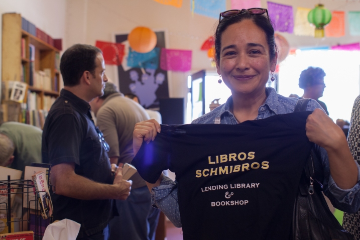 Member-supporter with a Libros Schmibros logo t-shirt premium thank you gift - Libros Schmibros Aniversario 2013